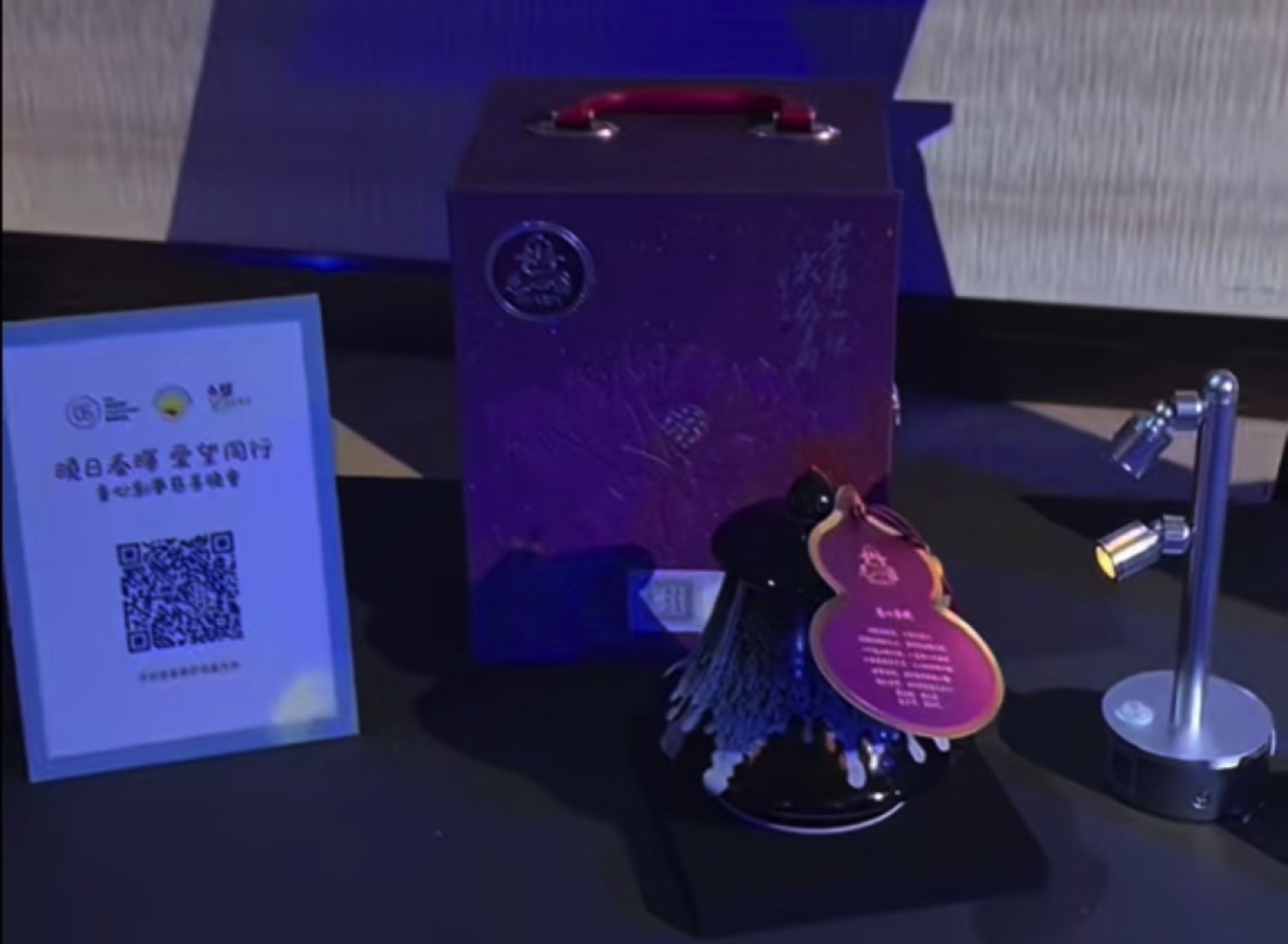 默拍现场展示的茶瓷拍品
